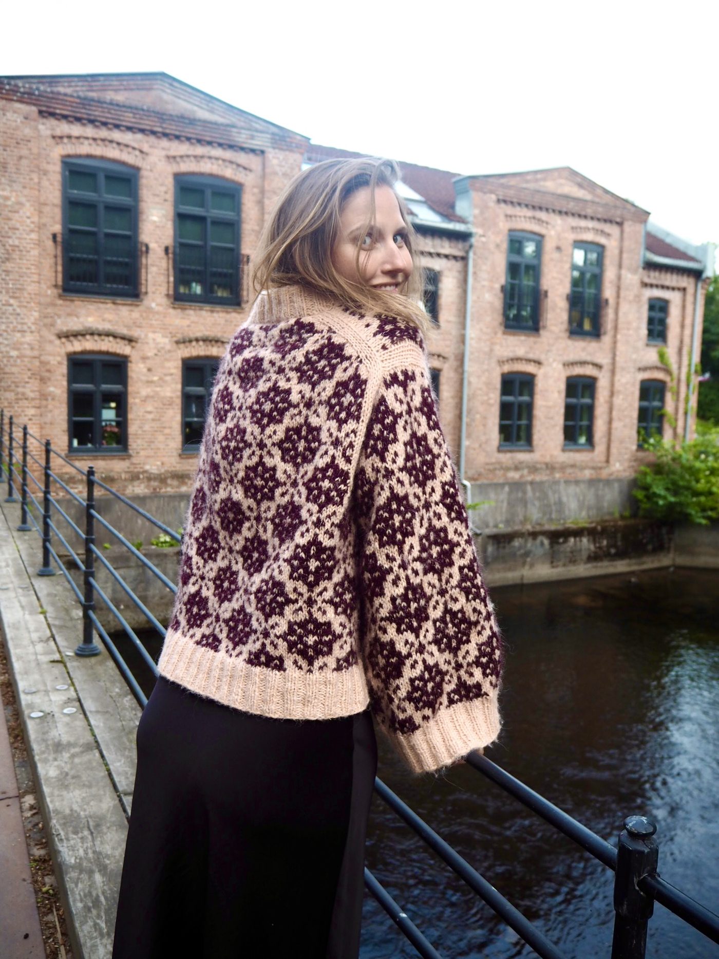 Stella Sweater sett bakfra, mønster i lys rosa og bordeaux
