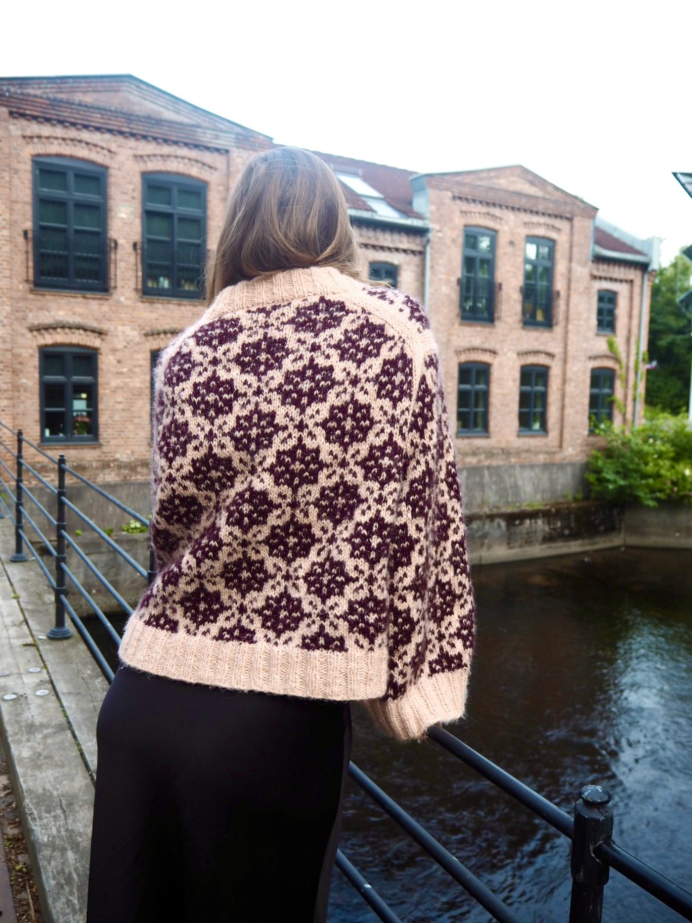 Stella Sweater sett bakfra i full lengde